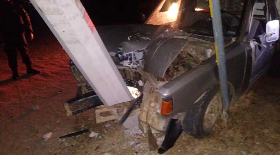 Abandonan camioneta tras chocar contra poste en Cuilápam | El Imparcial de Oaxaca