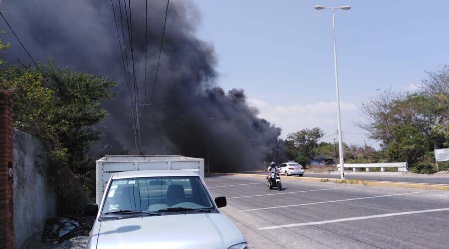 Se movilizan bomberos por incendio en El Espinal