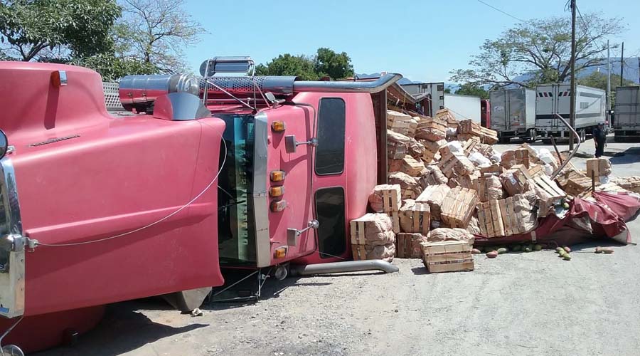 Vuelca trailer cargado de mangos en San Pedro Tapanatepec | El Imparcial de Oaxaca