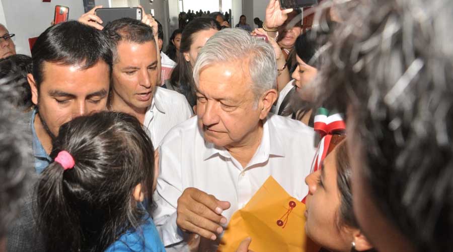 Entre empujones y peticiones reciben a López Obrador en Oaxaca | El Imparcial de Oaxaca