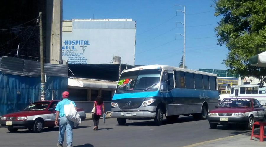 Advierten riesgo para peatones  que cruzan carretera a Ocotlán
