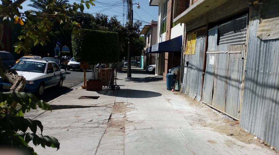Banquetas semi destrozadas y en mal estado abundan en Oaxaca