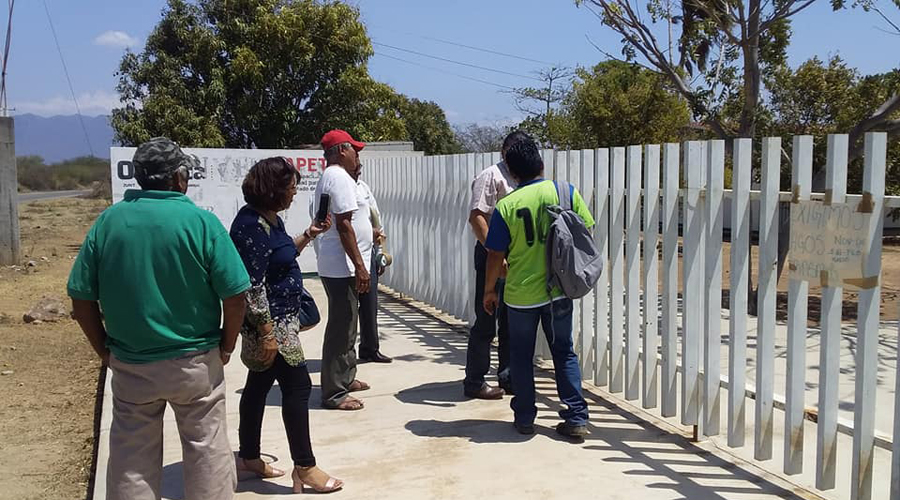 Comuneros del Istmo cierran el ICAPET por despido y retención de salarios