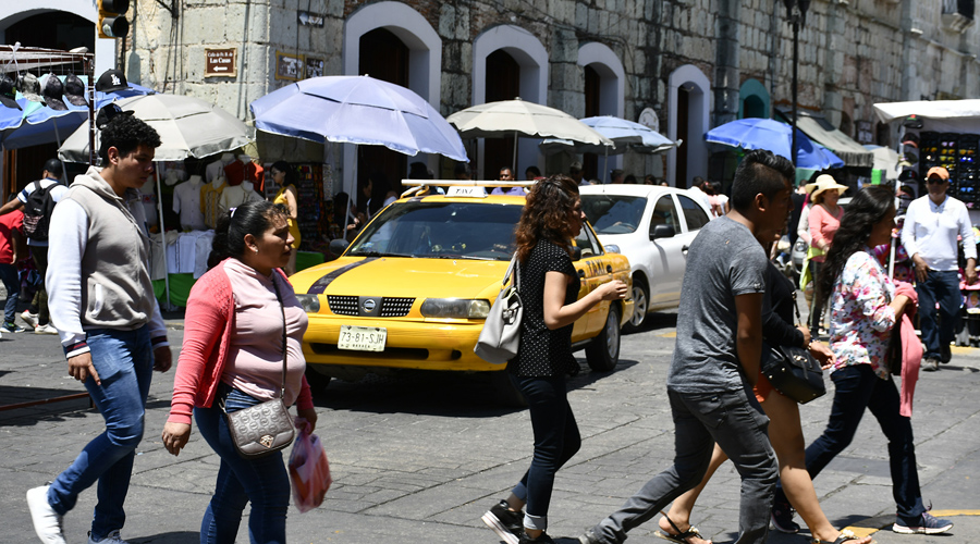 Denuncian cobros  excesivos de los servicios de taxi en Oaxaca