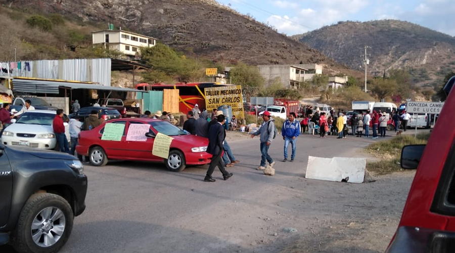 Denuncian en la Mixteca, fuertes afectaciones  por bloqueo en carretera