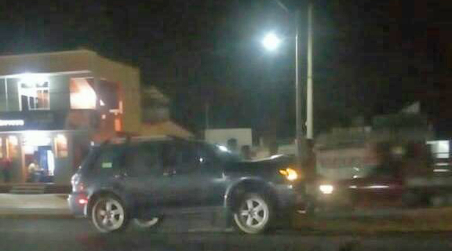 Huye conductor tras chocar contra poste en Símbolos Patrios | El Imparcial de Oaxaca