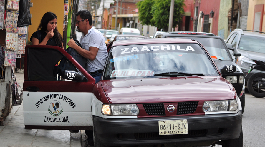Los taxistas de Oaxaca bajan y suben a su pasaje donde sea