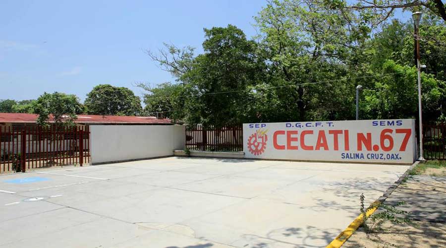 Maestros del Istmo cierran el plantel del CECATI 67 | El Imparcial de Oaxaca