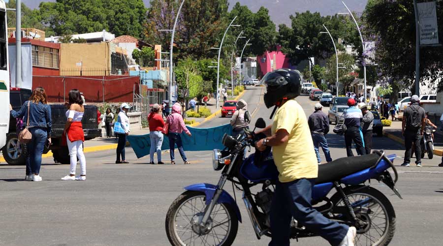 Normalistas provocan  caos vial en Oaxaca