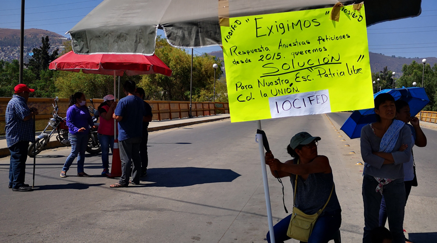 Padres de la Escuela Primaria Patria Libre bloquearon Riberas del Río Atoyac