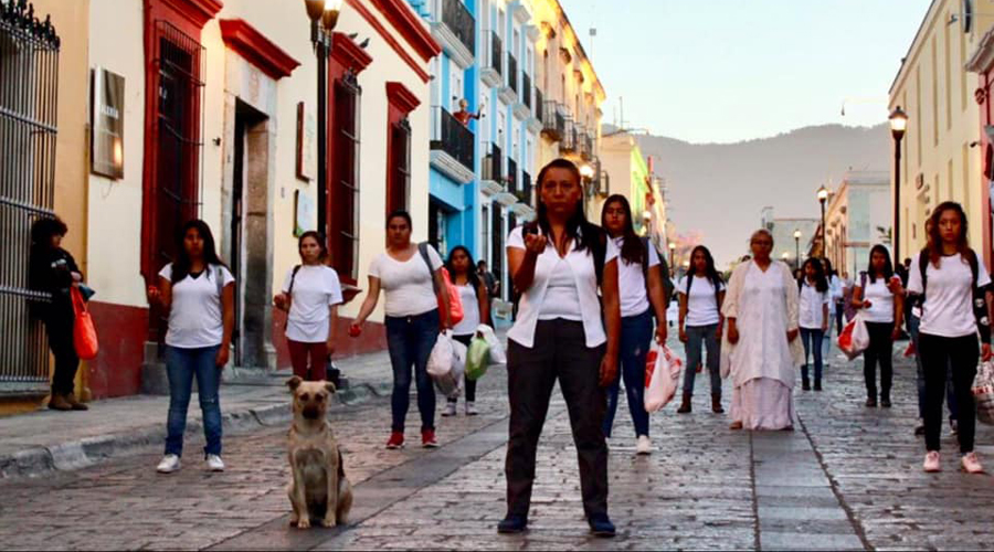 Performance por la protección de las mujeres de Oaxaca