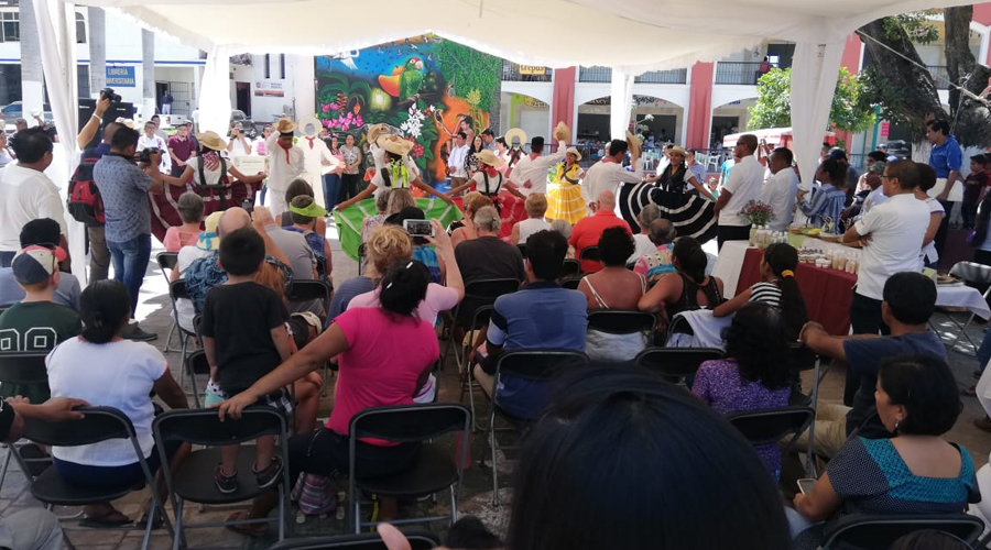 Presentan en Pochutla “Lunes de Plaza Cultural”