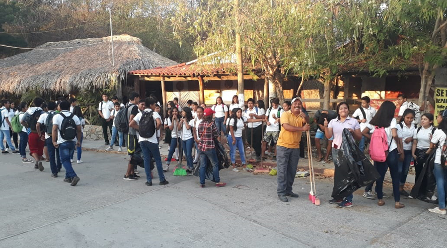 Realizan estudiantes jornada ecológica en Puerto Ángel | El Imparcial de Oaxaca