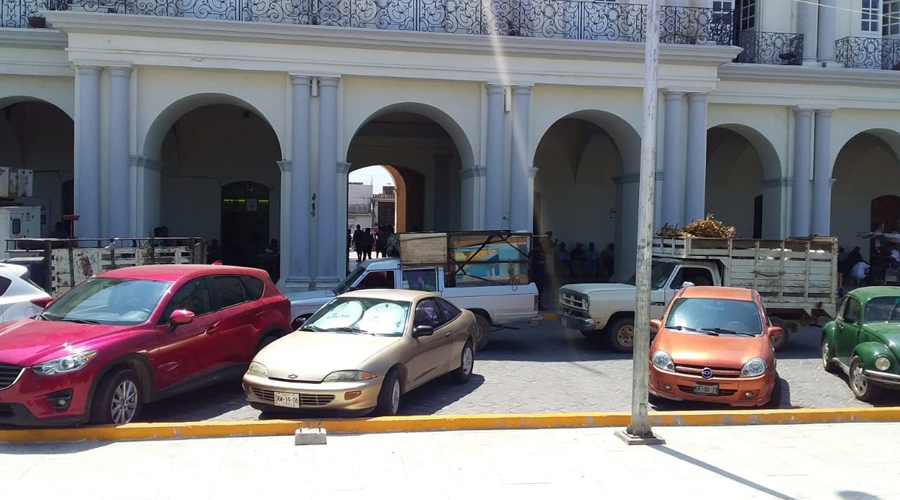 Recolectores de basura se  manifiestan en Tehuantepec