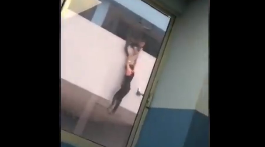 Video: Alumna se lanza desde el segundo piso de una preparatoria | El Imparcial de Oaxaca