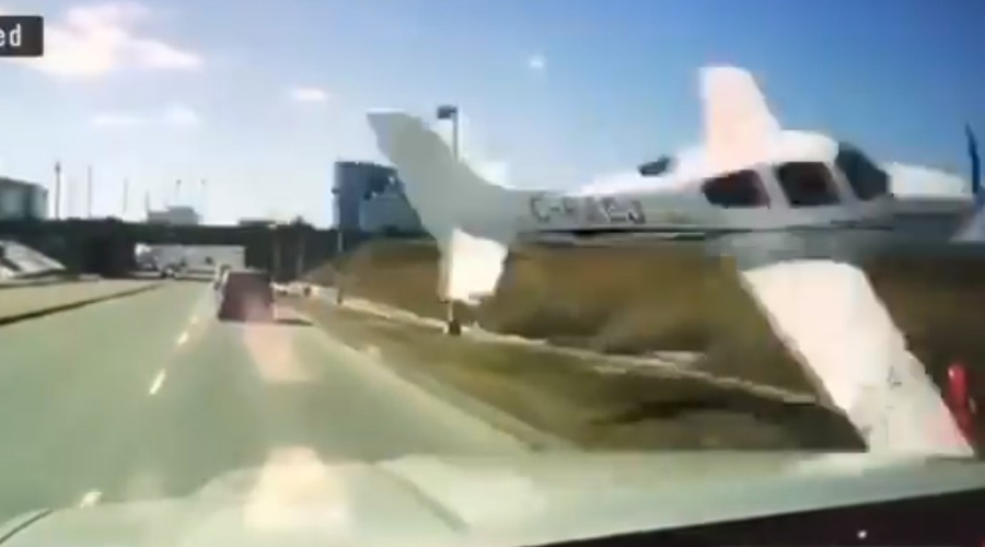Video: Avioneta cruza a ras de tierra transitada carretera antes de impactarse | El Imparcial de Oaxaca