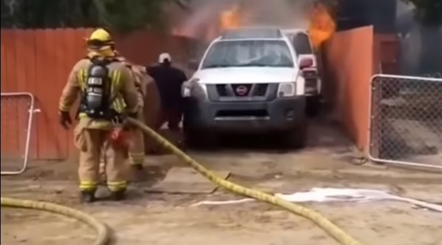 Video: Hombre entra a su casa en llamas para salvar a su perro pese a advertencias de bomberos | El Imparcial de Oaxaca