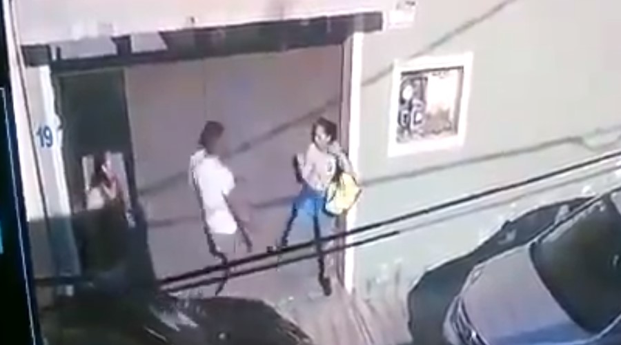 Video: Hombre golpea a su esposa frente a su domicilio | El Imparcial de Oaxaca