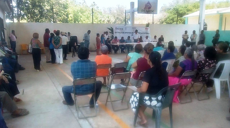 Tras polémica, entregan apoyos a campesinos de Salina Cruz