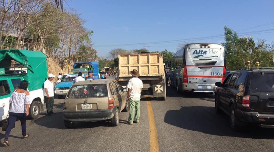 Unión de mototaxis bloquea carretera de la Costa