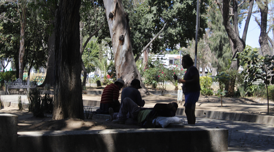 Proliferan los indigentes en diversos parques y jardines de Oaxaca