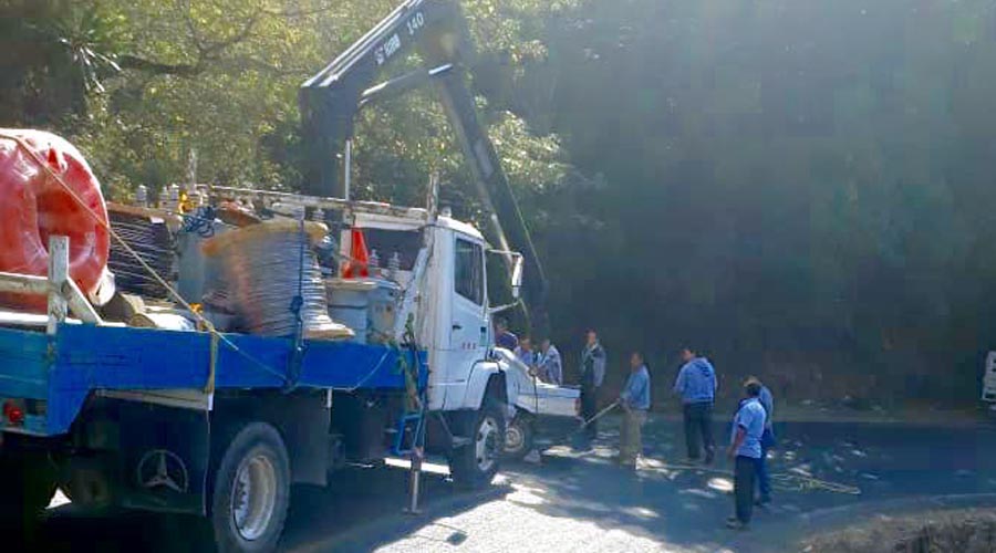 Camión embiste a un auto Tsuru en la Mixteca | El Imparcial de Oaxaca