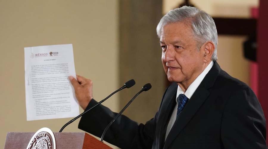 Firma López Obrador compromiso de no reelección para el 2024 | El Imparcial de Oaxaca