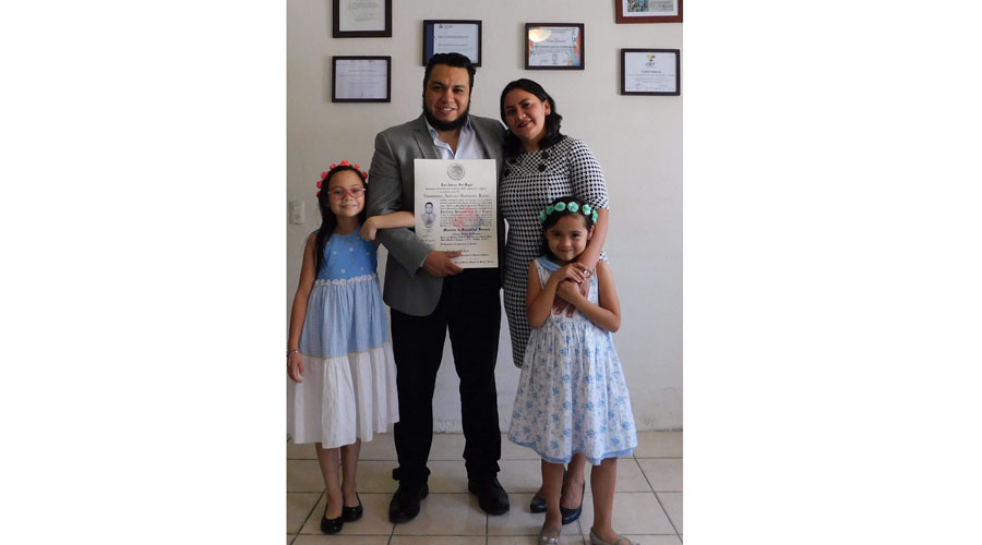 Emmanuel recibió el título de Maestro | El Imparcial de Oaxaca