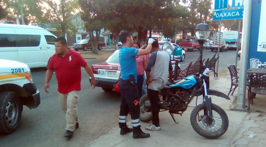 Motociclista se estampa contra un taxi foráneo en San Agustín de las Juntas | El Imparcial de Oaxaca