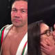 Video: boxeador besa en la boca a reportera durante entrevista sin su consentimiento