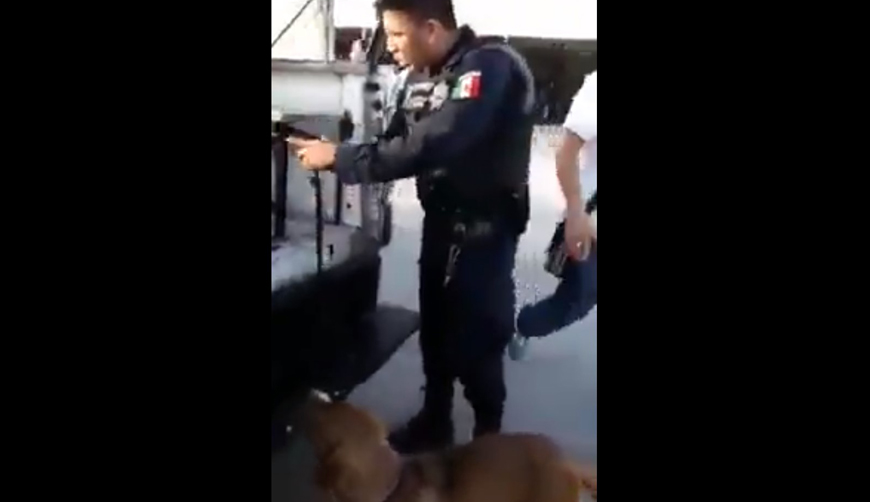 Video: Policías amarran perro a patrulla y lo arrastran | El Imparcial de Oaxaca