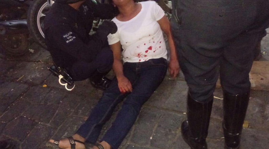 Pareja se ataca a golpes en pleno centro de Oaxaca | El Imparcial de Oaxaca