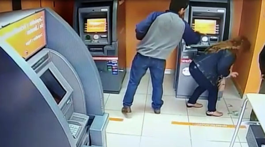 Video: Ladrón se compadece de su víctima y le devuelve el dinero al ver el saldo de su cuenta | El Imparcial de Oaxaca