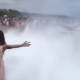 Video: Turista quería tomarse una selfi y termina arrastrada por enorme ola