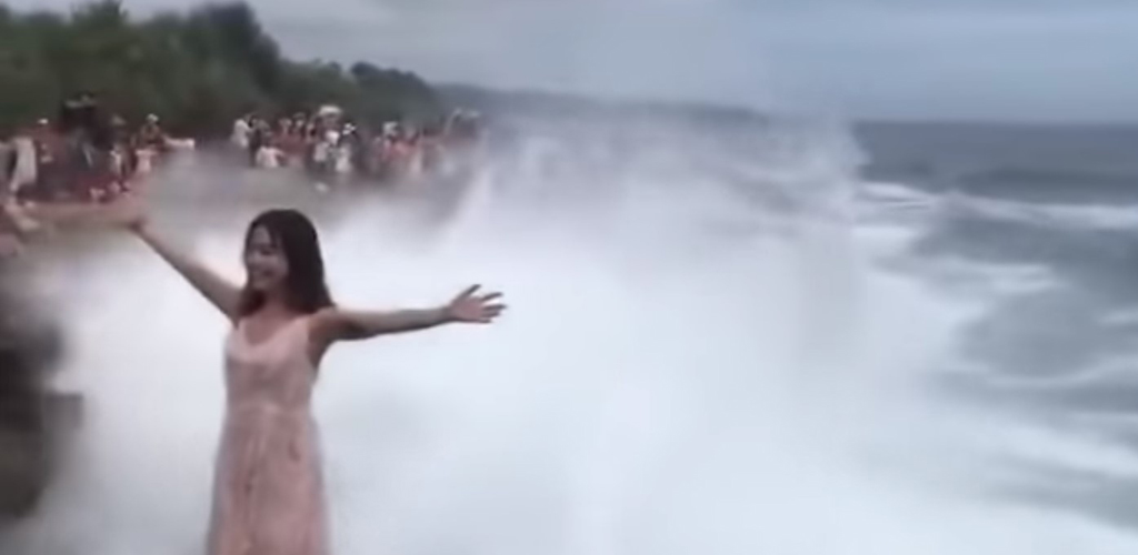 Video: Turista quería tomarse una selfi y termina arrastrada por enorme ola | El Imparcial de Oaxaca