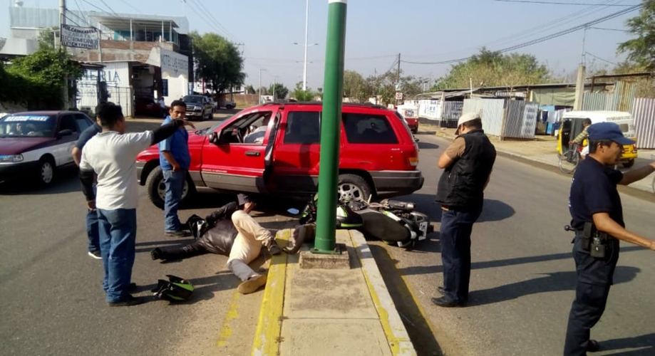 Choca motociclista contra camioneta en Xoxocotlán | El Imparcial de Oaxaca