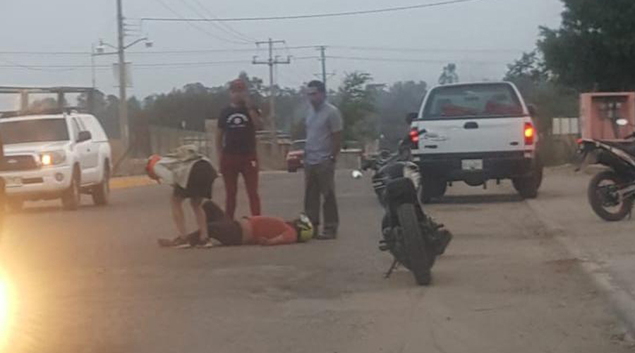 Se lesiona joven al derrapar moto en el Panteón Jardín
