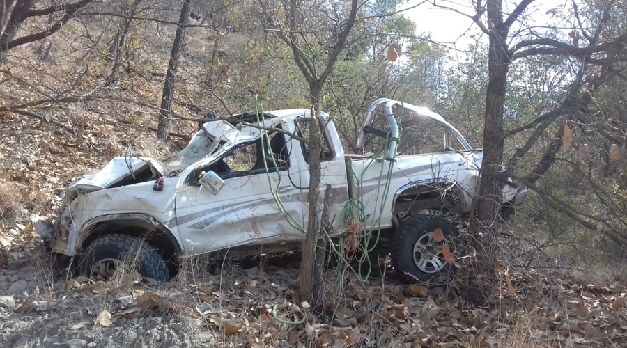 Muere conductor tras volcar camioneta y caer a barranco | El Imparcial de Oaxaca