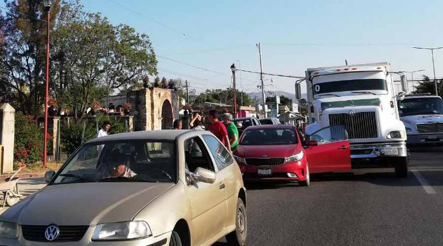 Choca volteo contra automóvil en San Bartolo Coyotepec | El Imparcial de Oaxaca