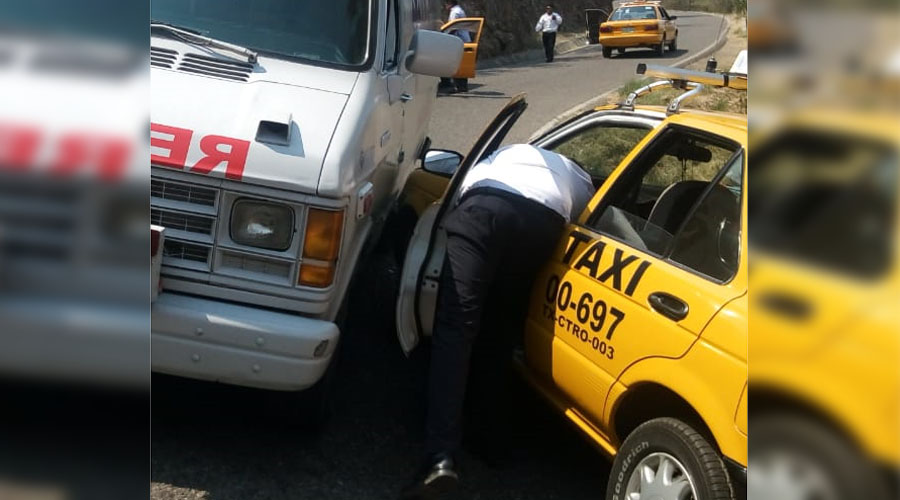 Choca ambulancia contra taxi en carretera vieja a Monte Albán | El Imparcial de Oaxaca