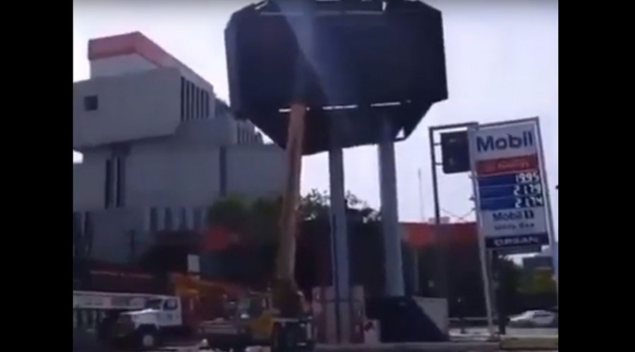 Video: Falla instalación de pantalla gigante en Nuevo León y cae de varios metros | El Imparcial de Oaxaca