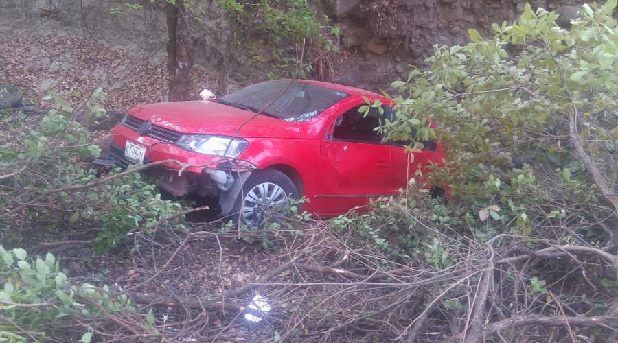 Cae automóvil al fonde de un barranco en Huajuapan | El Imparcial de Oaxaca
