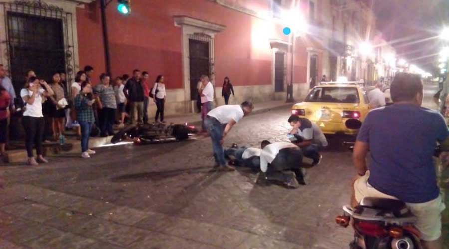 Se lesiona motociclista al chocar contra taxi en el Centro Histórico