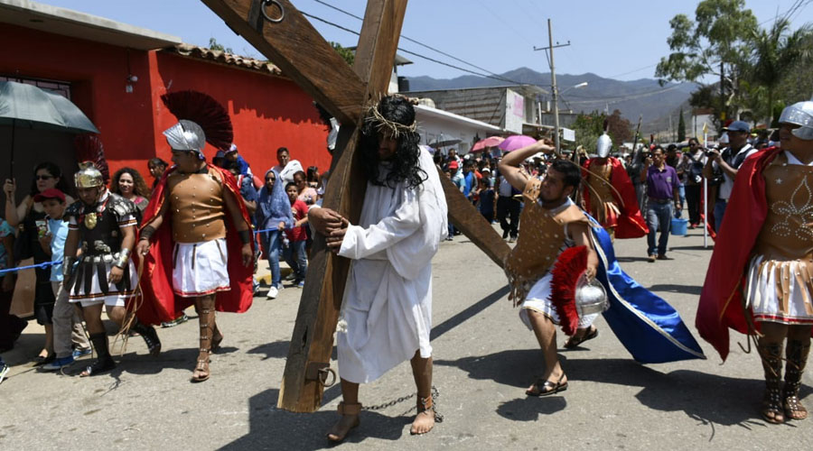 Escenifican el viacrucis en Tlalixtac de Cabrera, Oaxaca | El Imparcial de Oaxaca