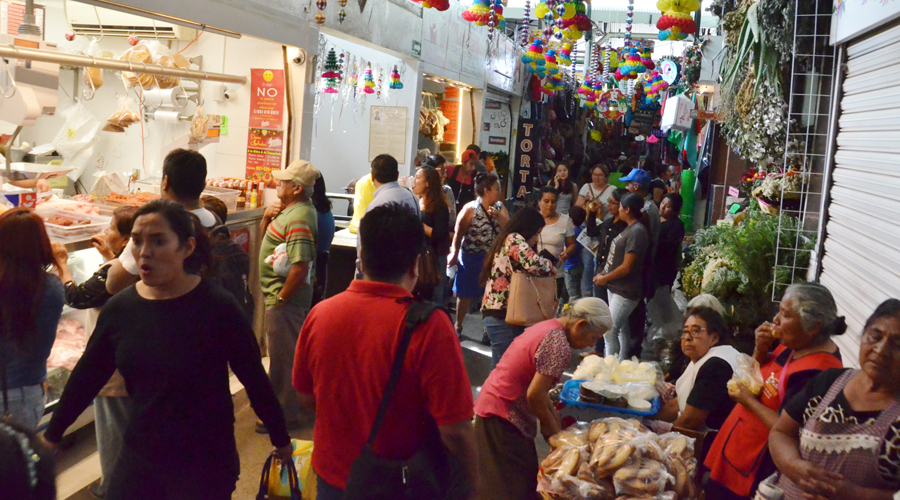 Abarrotan turistas, mercados de Oaxaca en la temporada vacacional