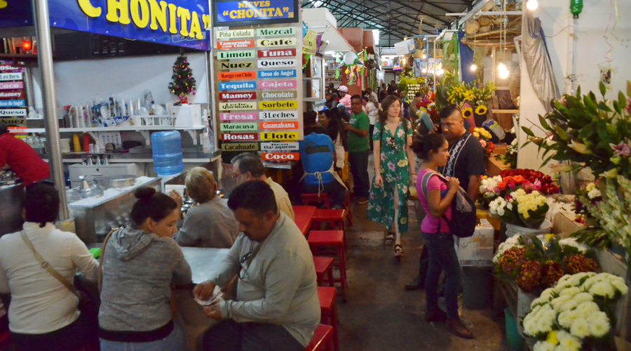 Abarrotan turistas, mercados de Oaxaca en la temporada vacacional