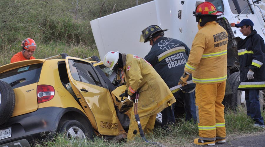 Mueren dos personas en fuerte accidente en Reyes Mantecon | El Imparcial de Oaxaca