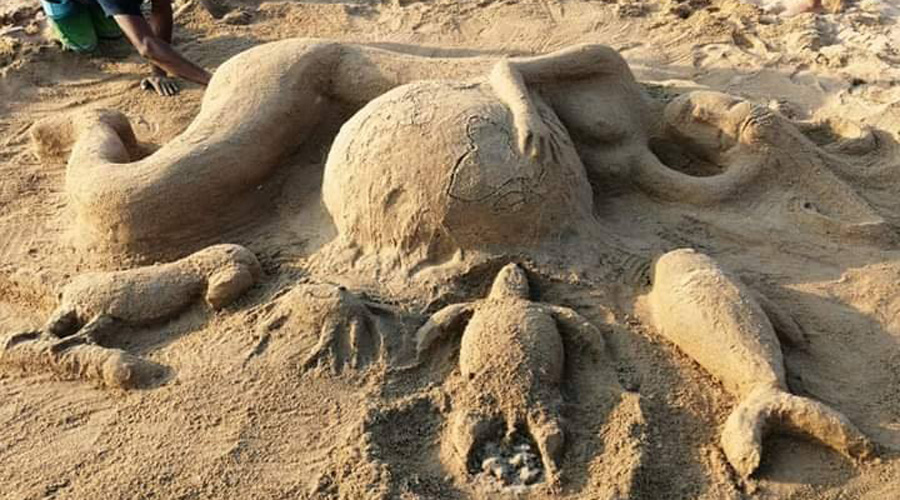 Celebran a la Tierra con figuras de arena en Zipolite