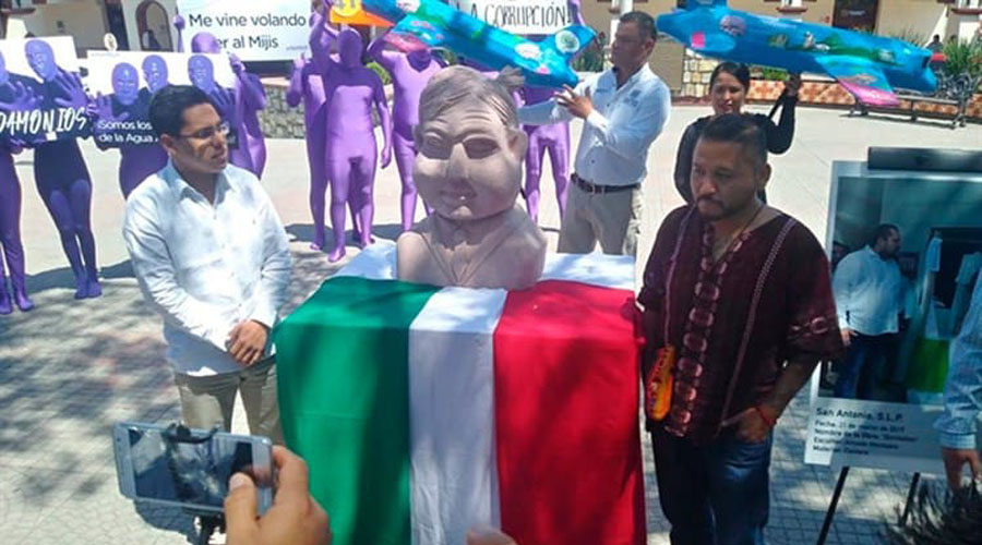 Develan busto de AMLO, diseñado por el mismo autor del “E.T. Juárez” | El Imparcial de Oaxaca