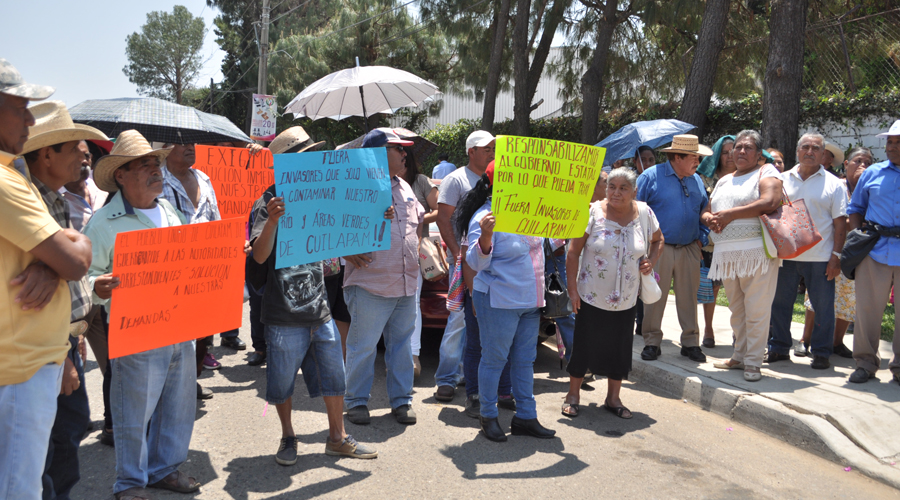 Desplazados de varias  colonias de Oaxaca se manifiestan